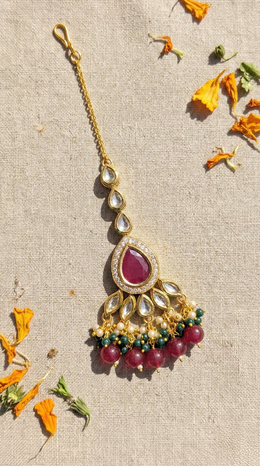 Main display view of the traditional Devaki Beautiful Kundan Maangtika