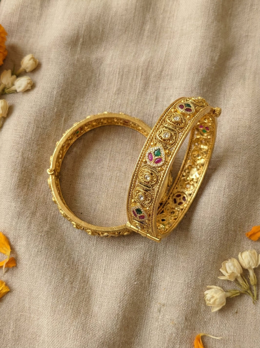 Main display view of the traditional Eve Premium Swaroski Bangles (Openable)