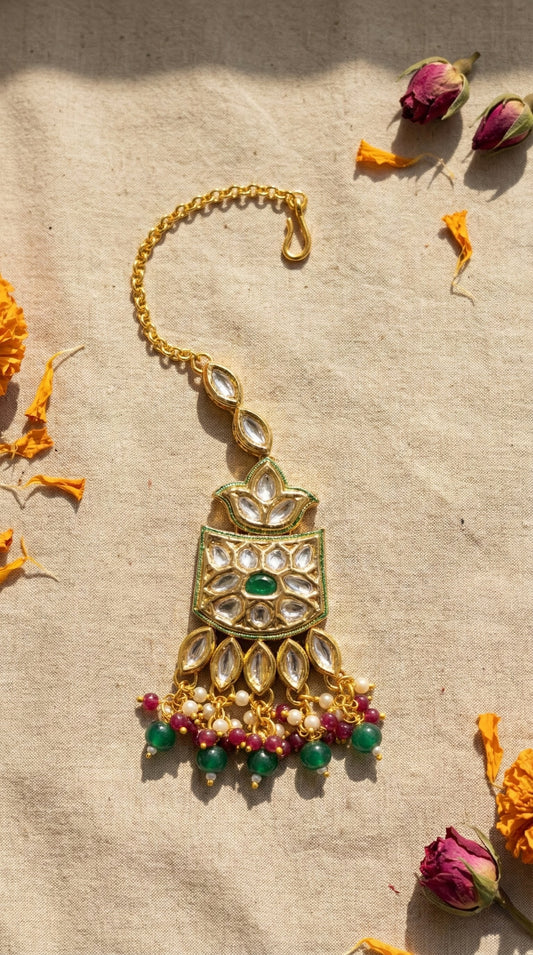 Main display view of the traditional Aashi Elegant Kundan Maangtika