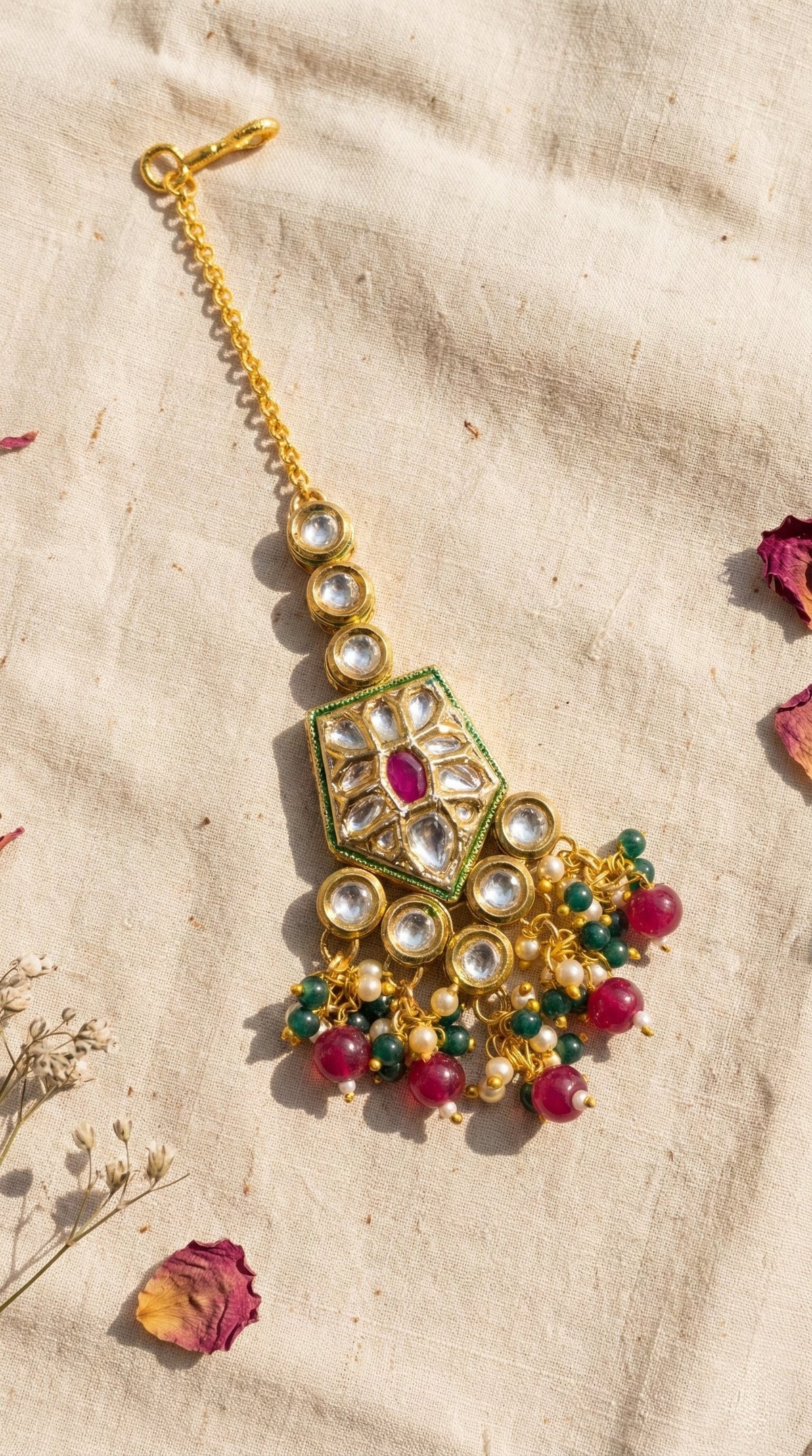 Main display view of the traditional Gul Beautiful Kundan Maangtika