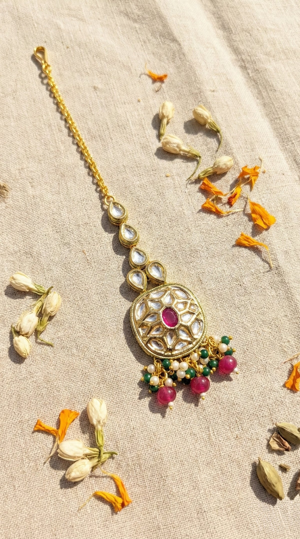 Main display view of the traditional Bani Premium Kundan Maangtika