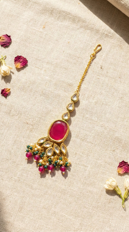 Main display view of the traditional Devina Elegant Kundan Maangtika