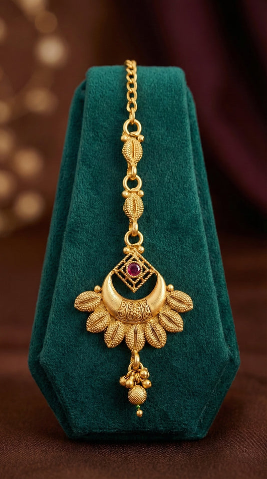 Detailed craftsmanship close up view of Kinjal Elegant Rajwadi Maangtika