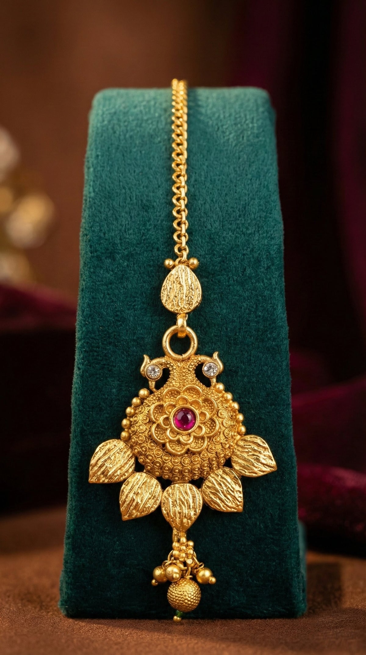 Detailed craftsmanship close up view of Mani Elegant Rajwadi Maangtika