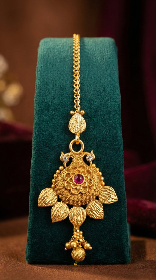 Detailed craftsmanship close up view of Mani Elegant Rajwadi Maangtika