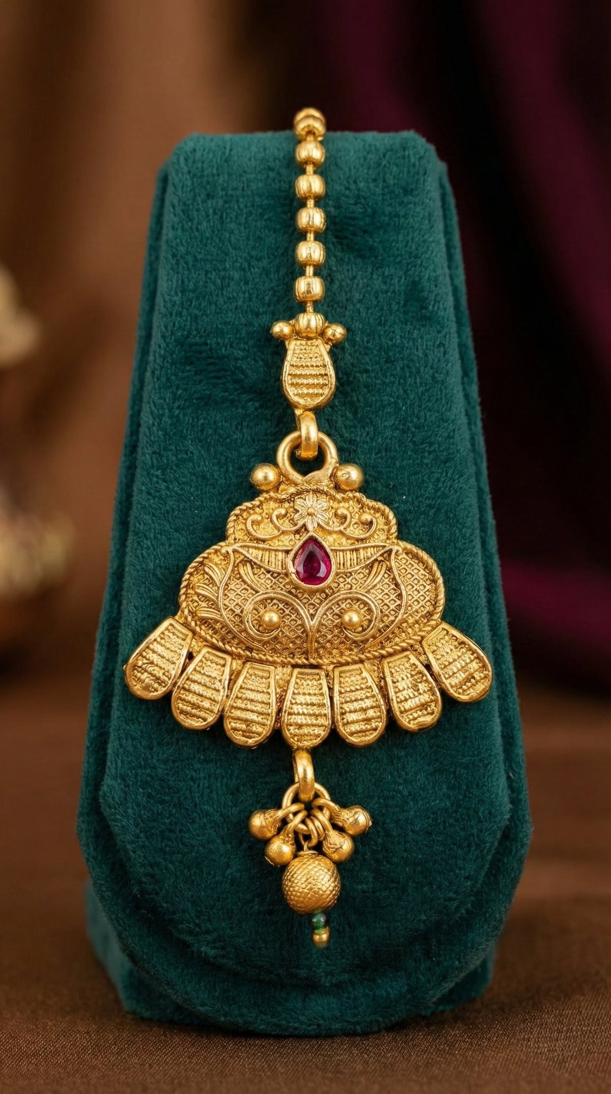 Detailed craftsmanship close up view of Nandita Elegant Rajwadi Maangtika
