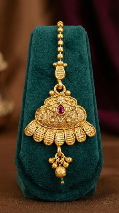 Detailed craftsmanship close up view of Nandita Elegant Rajwadi Maangtika