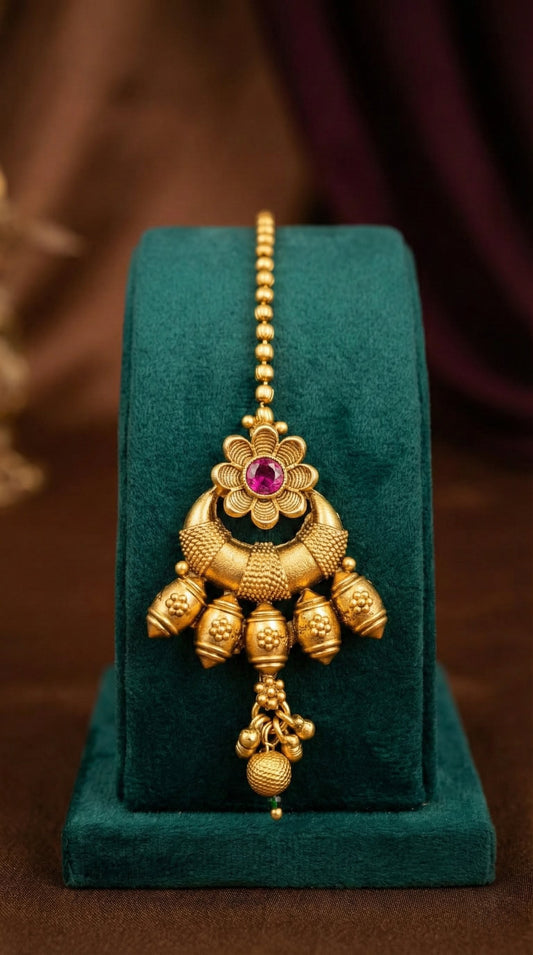 Detailed craftsmanship close up view of Nimisha Elegant Rajwadi Maangtika
