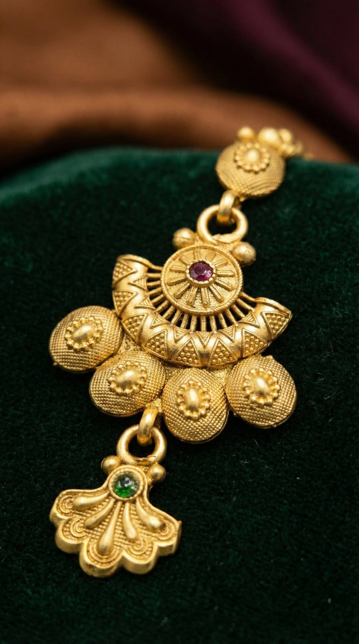 Alternate styling layout profile of Nitya Elegant Rajwadi Maangtika