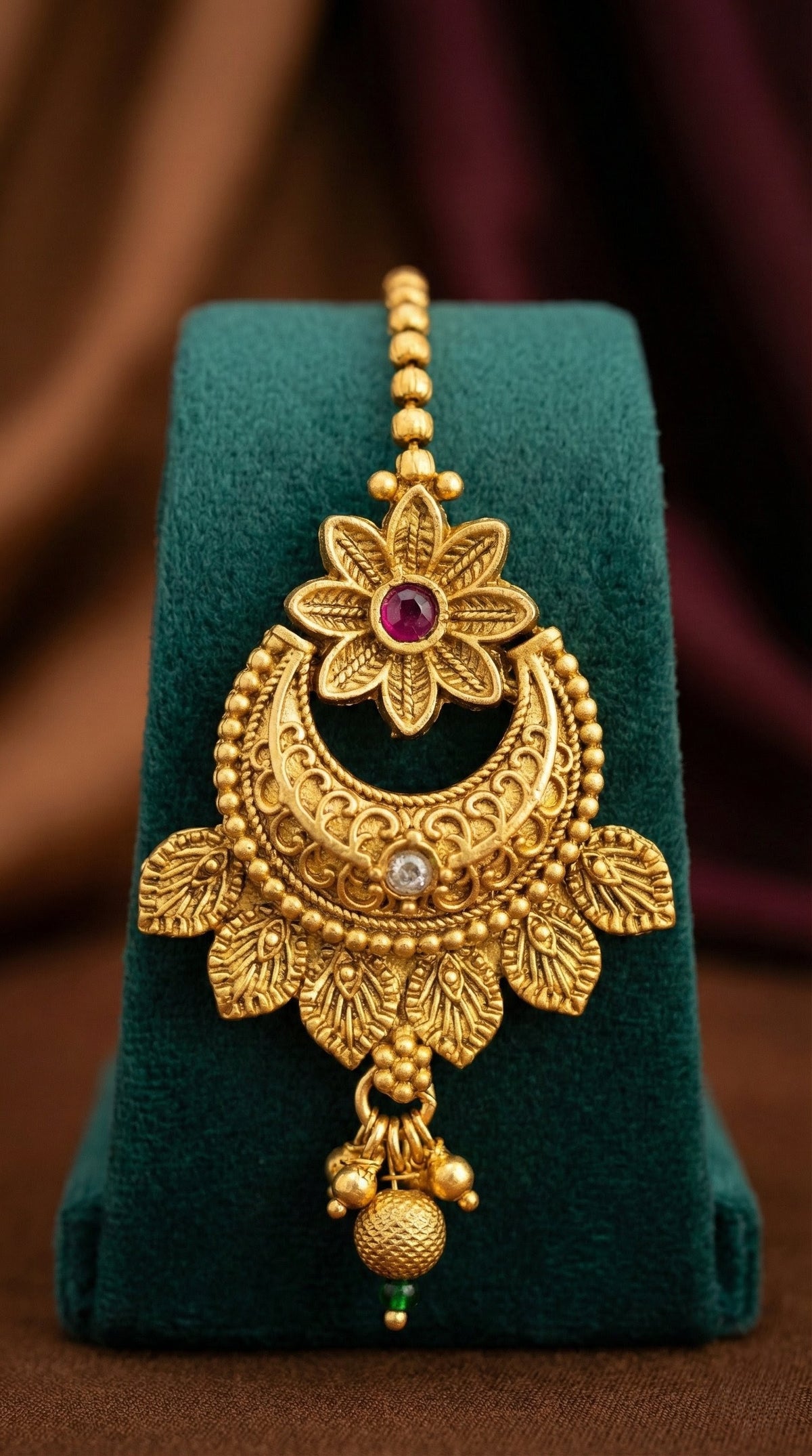 Detailed craftsmanship close up view of Romila Elegant Rajwadi Maangtika