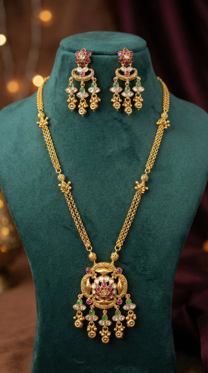 Detailed craftsmanship close up view of Vasumati Antique Gold look Chain Pendant Necklace Set