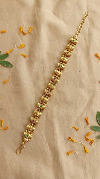 Main display view of the traditional Anu Antique Swaroski Bracelet