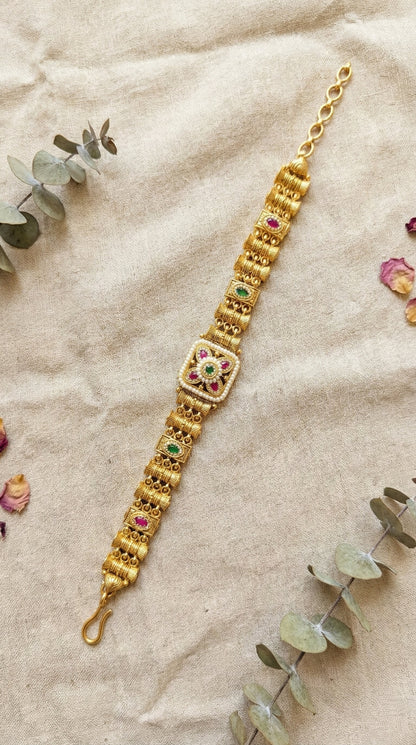 Main display view of the traditional Kimi Antique Swaroski Bracelet