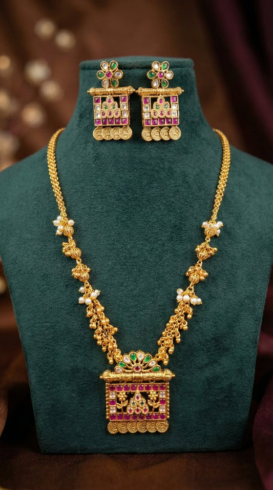 Detailed craftsmanship close up view of Meher Heritage Ghugree Chain Pendant Set